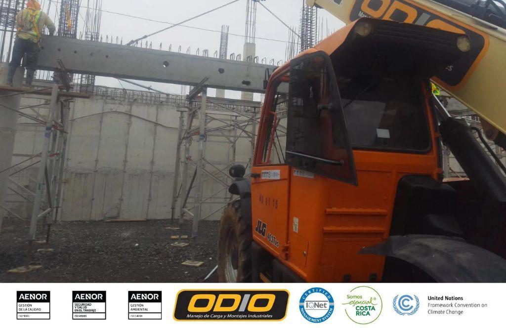 ¡Colocación de viga de concreto, con telehandler!