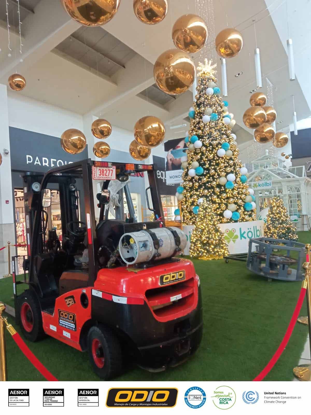 ¡Estuvimos presentes en Multiplaza del este ayudando con la decoración navideña!