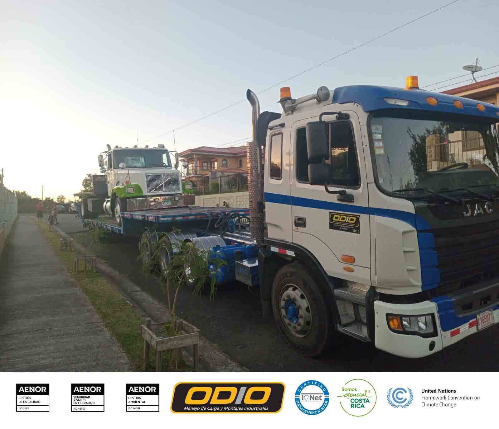 ¡Cabezal y lowboy listos para trabajar!