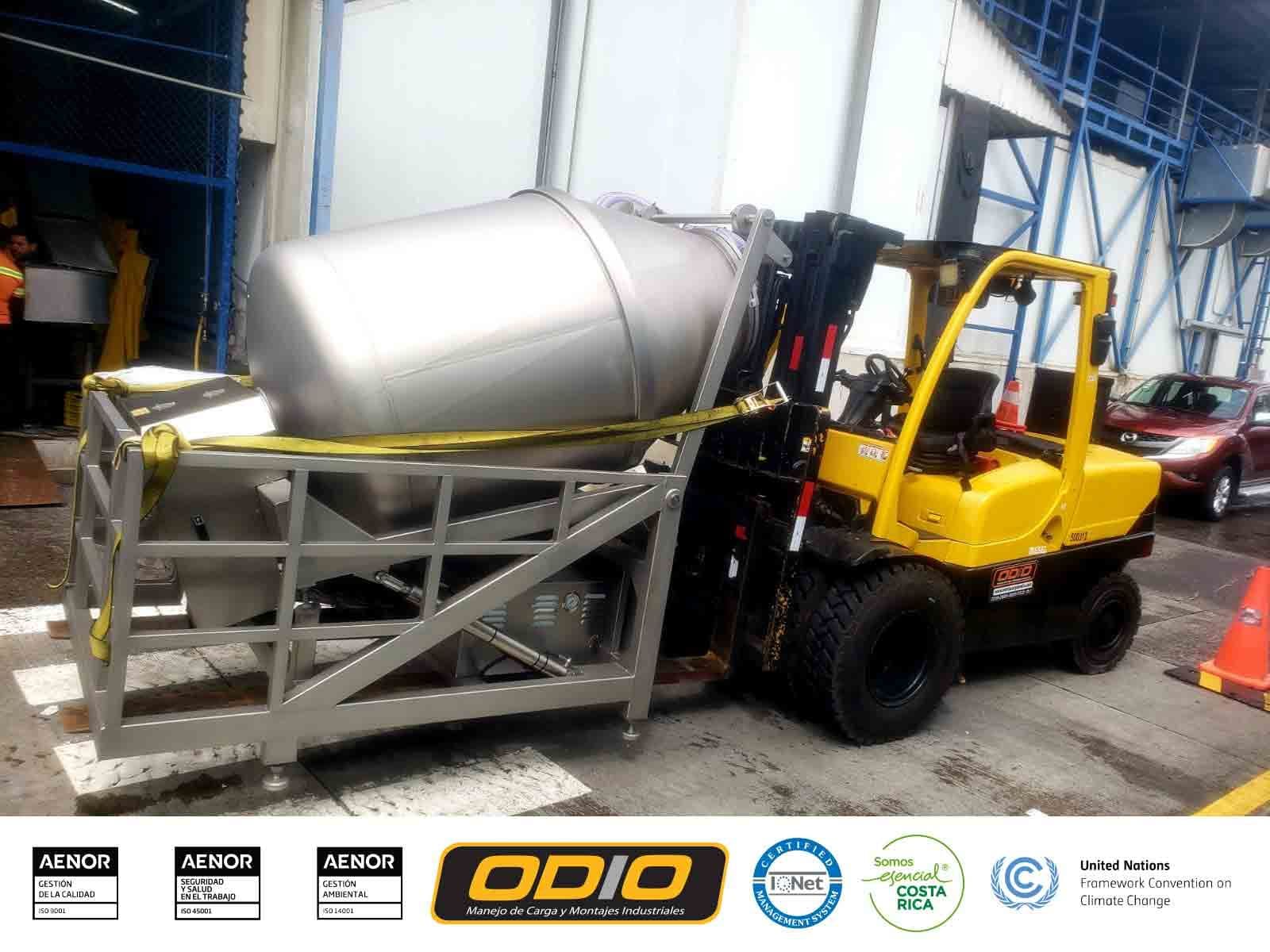 ¡Montacargas de 5 tons en descarga de tanques!