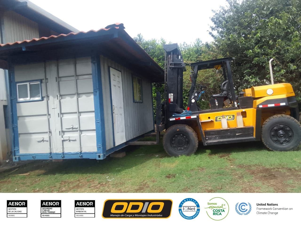 ¡Movimiento de contenedor con montacargas de 12 toneladas!