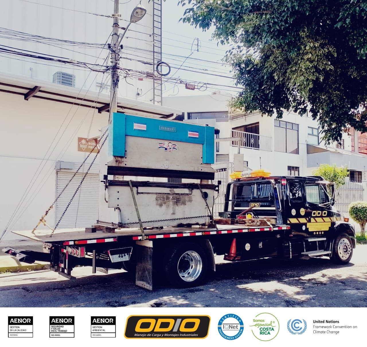 ¡Transporte y descarga de maquinaria!