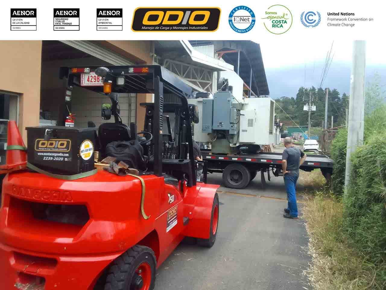 ¡Descarga de maquinaria con montacargas de 5 toneladas!