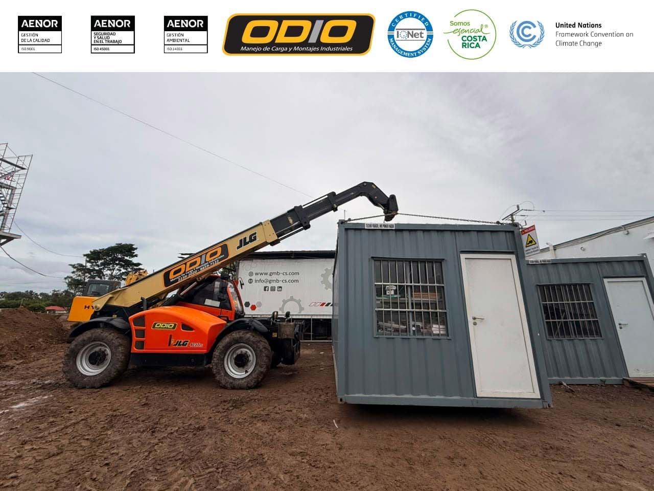 ¡Montaje de contenedor con telehandler!