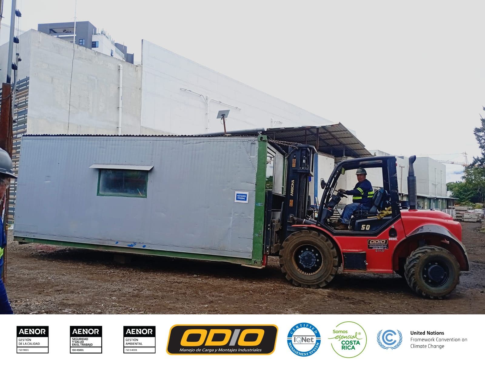 ¡Montacargas 4x4 de 5tons, en acomodo de contenedor!
